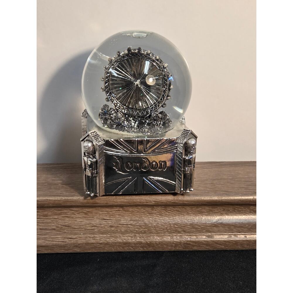 London Eye Snow Globe Music Box Silver Tone Base Ferris Wheel Souvenir